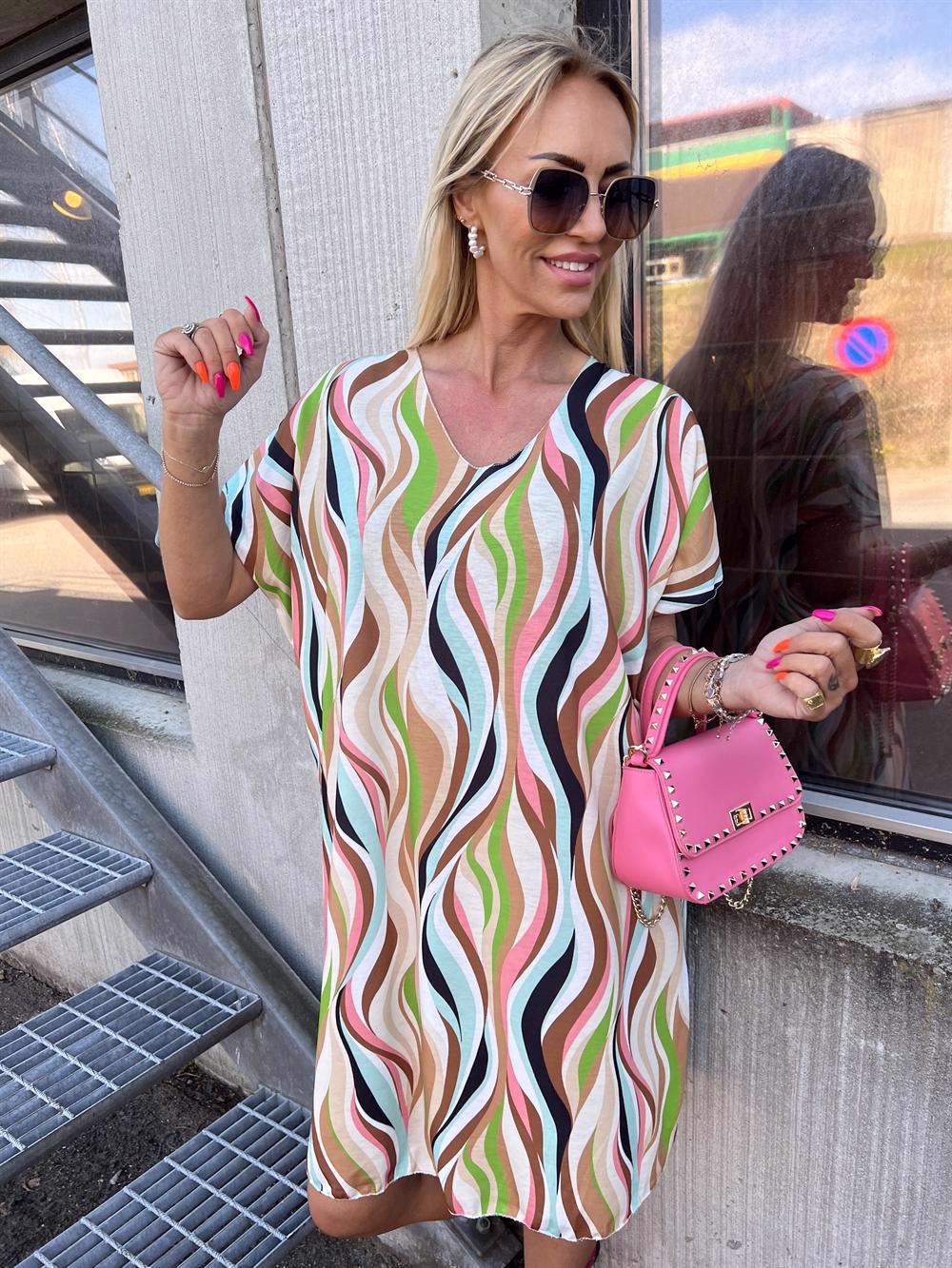 Mali Pattern - Flerfarvet mønstret t-shirt kjole